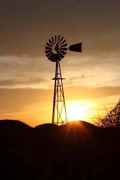 Větrný mlýn západ slunce — Stock fotografie