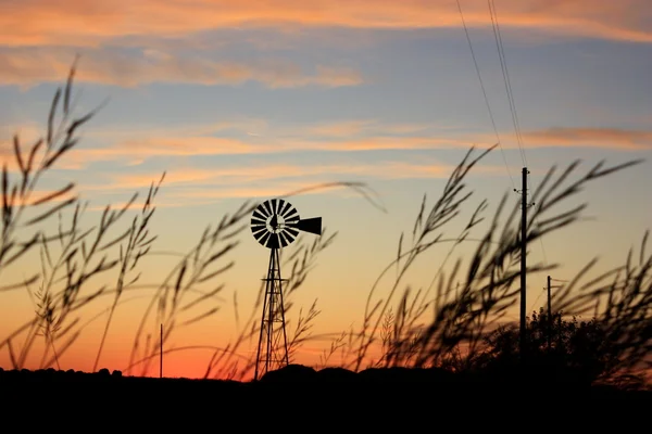 Větrný mlýn západ slunce — Stock fotografie