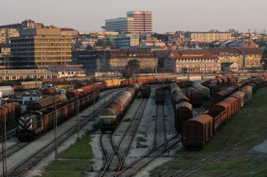 gölgeli tren deposu