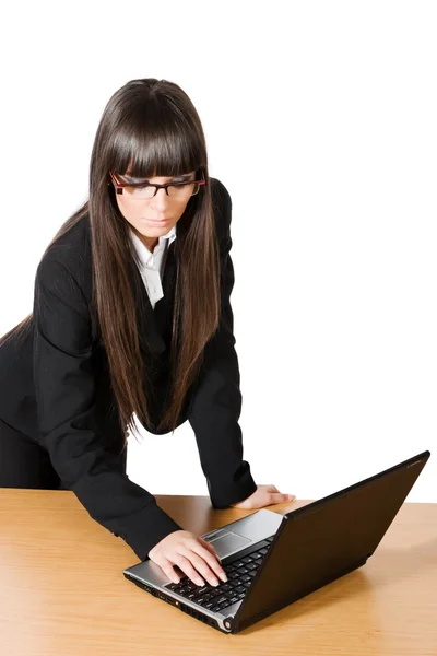 Brunette zakelijke meisje controleren van e-mails — Stockfoto