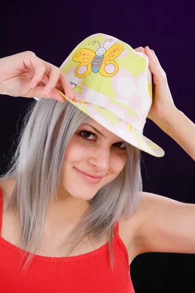 Neşeli bir şapka ile kız — Stok fotoğraf