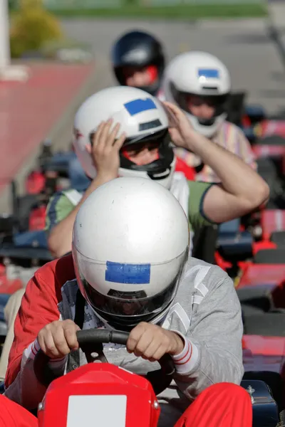 Go-Kart-Fahrer bereiten sich auf Rennen vor — Stockfoto