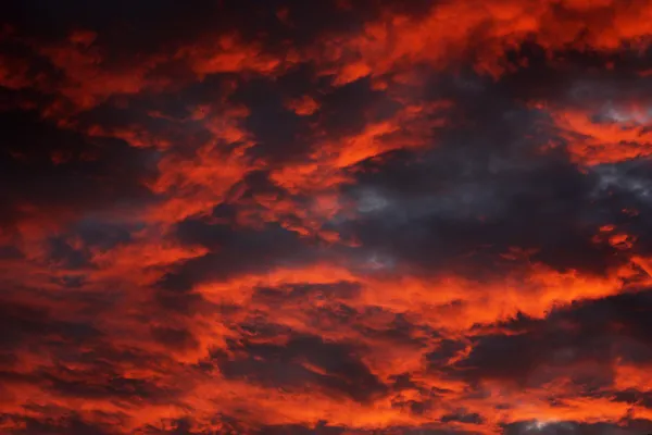 Dramatyczne niebo o zachodzie słońca z silnym kolor — Zdjęcie stockowe