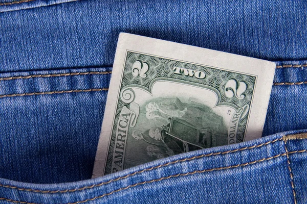 2 dólares en un bolsillo de jeans — Foto de Stock