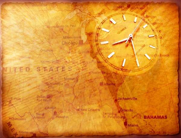 Reloj con viejo mapa texturizado —  Fotos de Stock