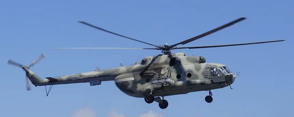 Helikopter mi-8 in de hemel — Stockfoto