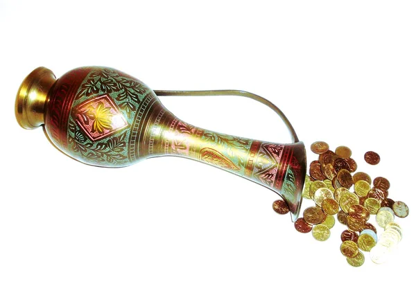 eski bakır sürahi ve madeni paralar.