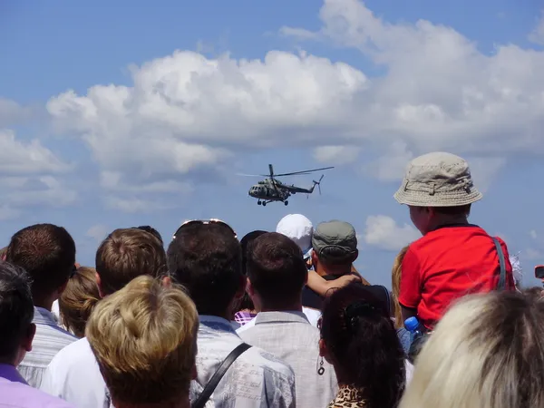 Wojskowy helikopter na niebie. — Zdjęcie stockowe