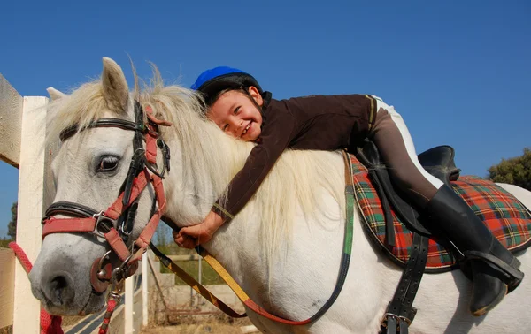 Маленькая девочка и шетландский пони — стоковое фото