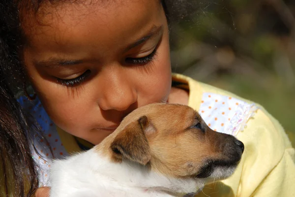 Küçük kız ve köpek yavrusu — Stok fotoğraf