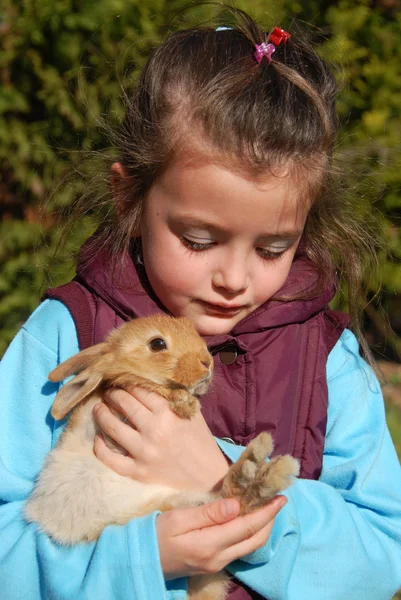 Gadis kecil dan kelinci — Stok Foto