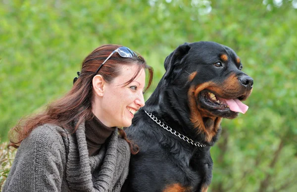 Mladá žena a její pes — Stock fotografie