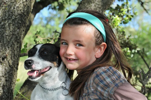 Mała dziewczynka i pies — Zdjęcie stockowe
