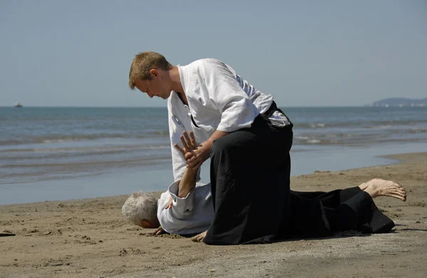 Aikido op het strand — Stockfoto