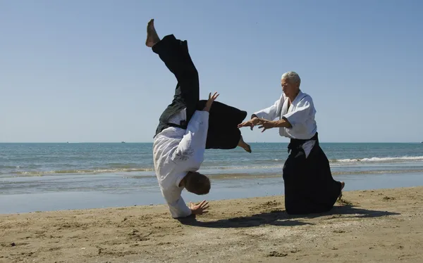 Aikido na plaży — Zdjęcie stockowe