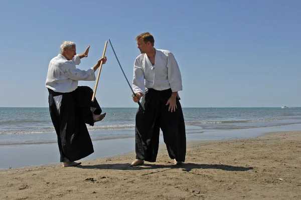 Képzés az aikido a strandon — Stock Fotó