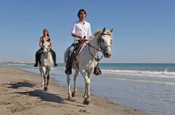 Montar a caballo en la playa — Foto de Stock