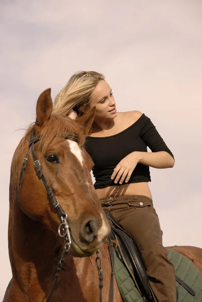 Loira equitação menina — Fotografia de Stock
