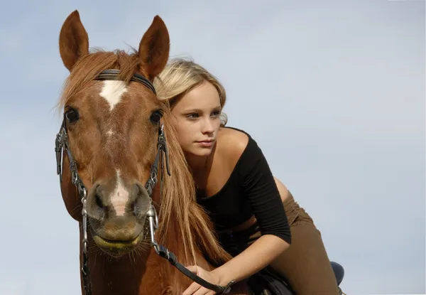 Подросток и лошадь — стоковое фото