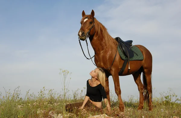 Tiener en paard in veld — Stockfoto