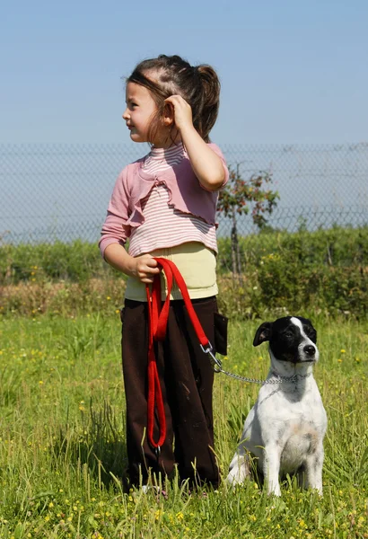 Mała dziewczynka i pies — Zdjęcie stockowe