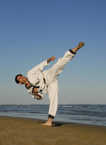 Karate na plaży — Zdjęcie stockowe