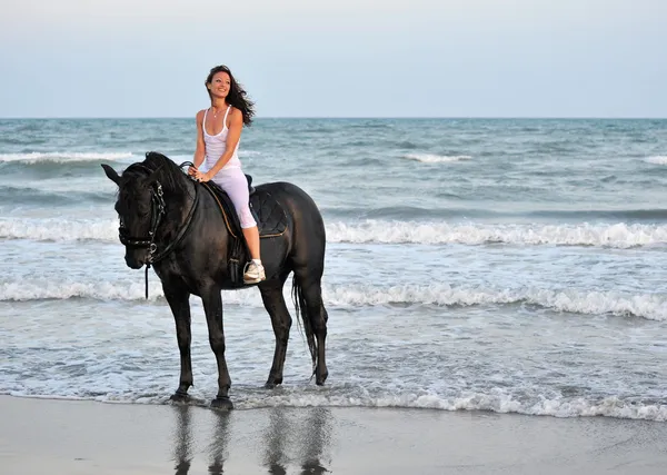 Ragazza a cavallo su una spiaggia — Foto Stock