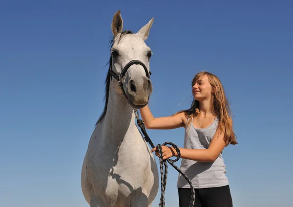 Adolescent et arabe cheval — Photo