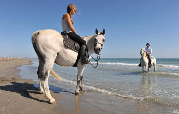 在海滩上骑马 — 图库照片