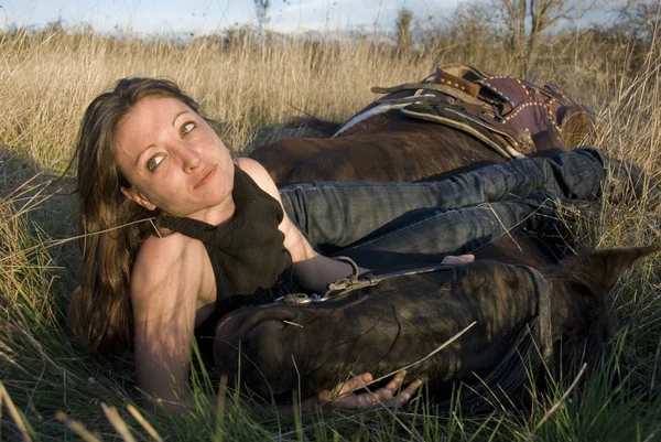 Женщина и лошадь в поле — стоковое фото