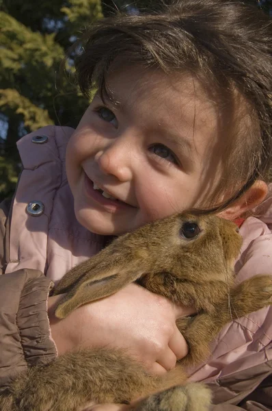 Klein meisje en bunny — Stockfoto