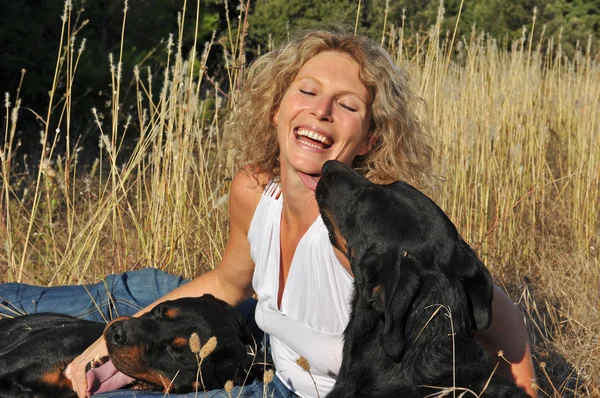 Смеющаяся женщина и собаки — стоковое фото
