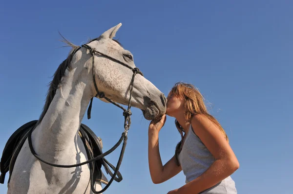 Adolescent et arabe cheval — Photo