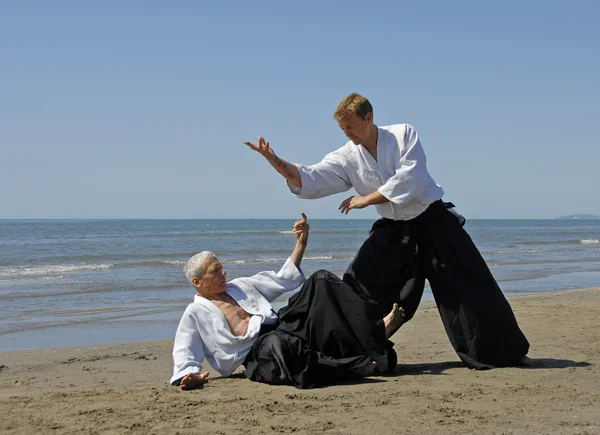 Aikido op het strand — Stockfoto