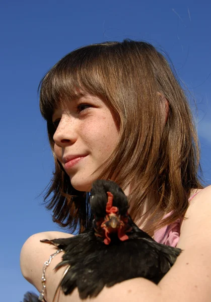 Молодая девушка и курица — стоковое фото