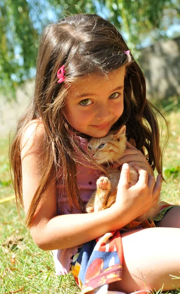 Gadis kecil dan anak kucing — Stok Foto