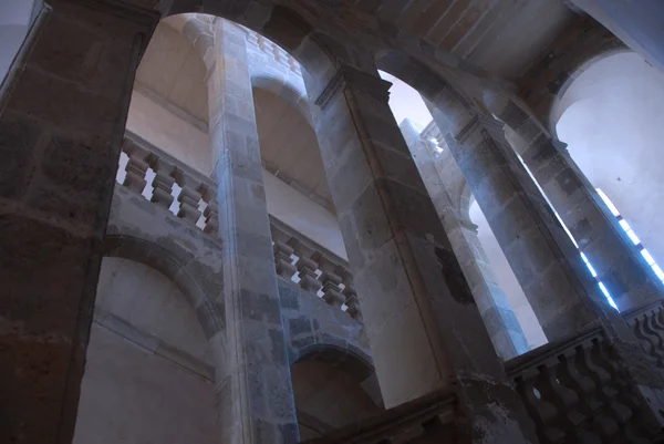 Лестница в замке Нарбонна — стоковое фото