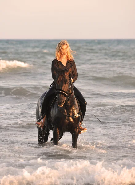 Žena na koni v moři — Stock fotografie