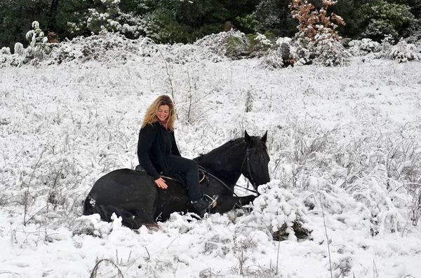 Tjej och häst i snö — Stockfoto