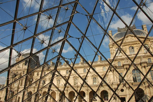 Музей дю Лувр — стокове фото