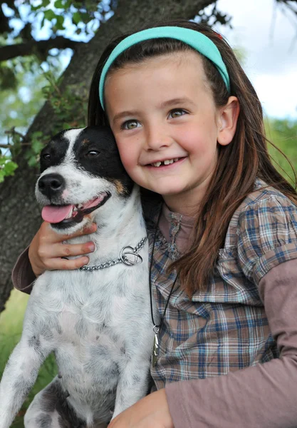 Malá dívka a pes — Stock fotografie