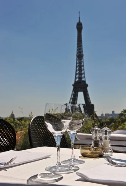 Restaurante y Torre Eiffel — Foto de Stock