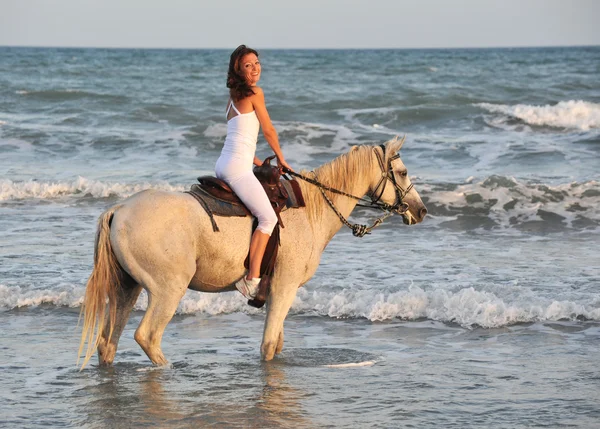 Equitazione donna in mare — Foto Stock