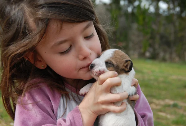 Küçük kız ve köpek yavrusu — Stok fotoğraf
