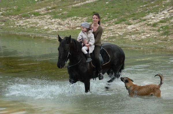 Cavalgando mãe e filha — Fotografia de Stock