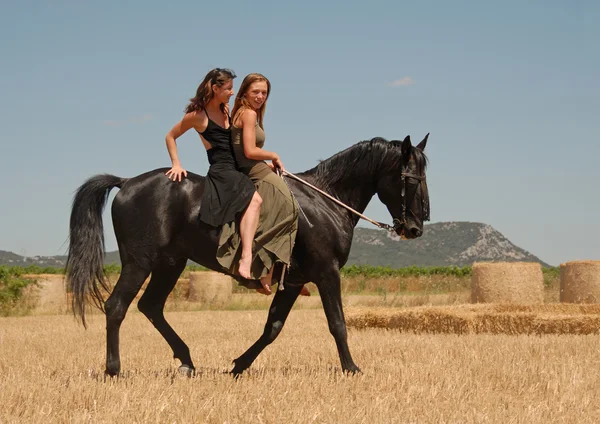 Irmãs de equitação — Fotografia de Stock