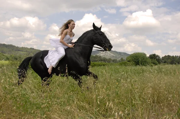骑马的婚礼女人 — 图库照片