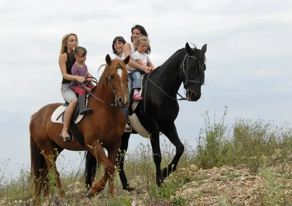 Famiglia di equitazione — Foto Stock