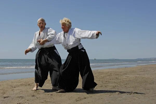 Trening Aikido na plaży — Zdjęcie stockowe