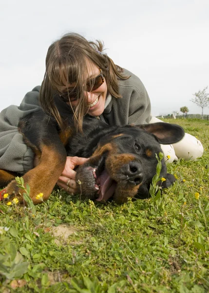 Улыбающаяся девушка и собака — стоковое фото
